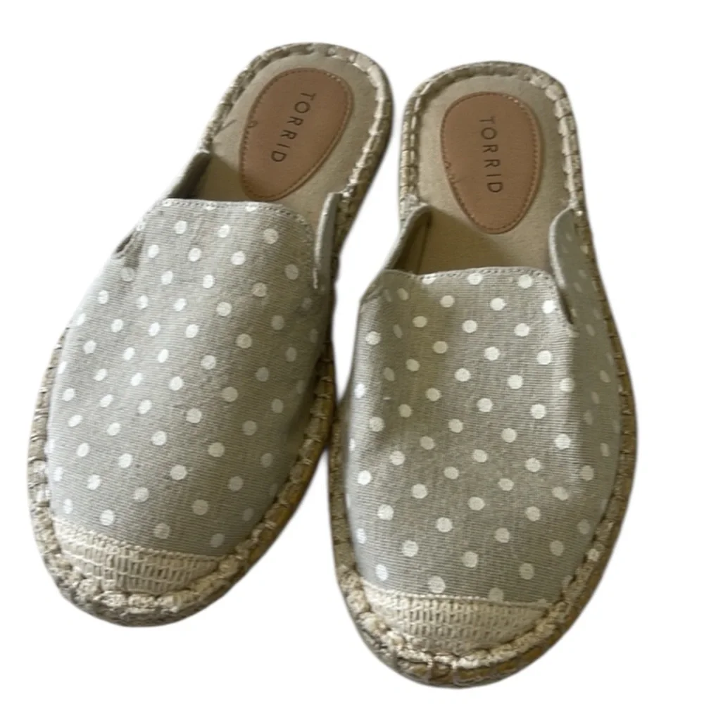 TORRID Cream/Gray Espadrille Mules with Polka Dot Design Size 7.5WW — ADORABLE!!